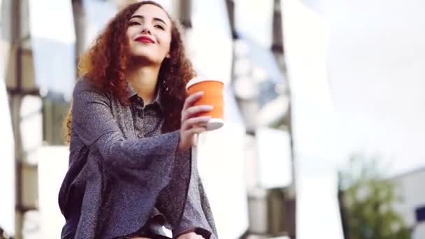 Joven Mujer Negocios Fondo Del Centro Oficina — Vídeos de Stock