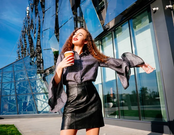 Young Business Vrouw Met Koffie Kantoor Centrum Achtergrond — Stockfoto
