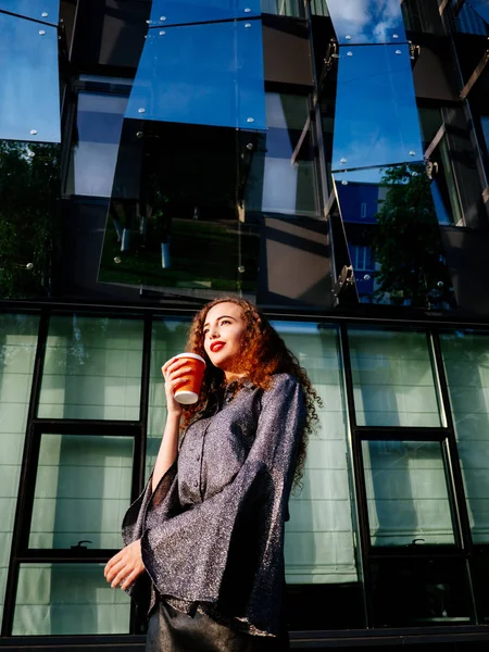Young Business Vrouw Met Koffie Kantoor Centrum Achtergrond — Stockfoto