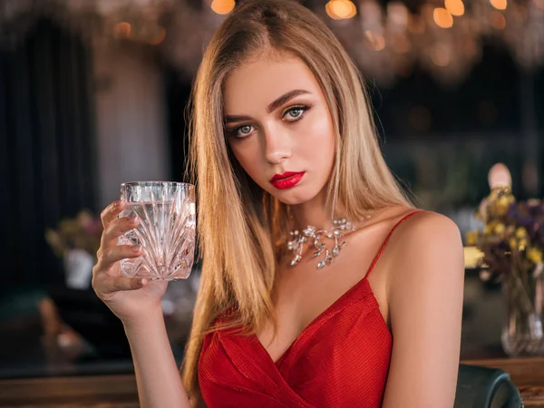 赤いドレスのエレガントなセクシーな女性のパーティー写真 — ストック写真