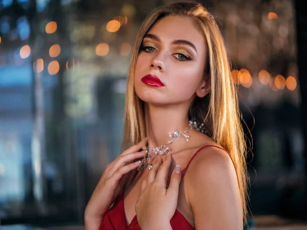 Az elegancia a szexi hölgy, piros ruhás partin fotó — Stock Fotó