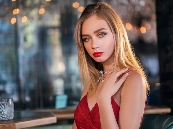 Foto del partido de la elegancia señora sexy en vestido rojo — Foto de Stock