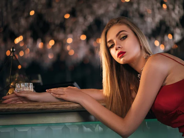 Partij foto van elegantie sexy dame in rode jurk — Stockfoto