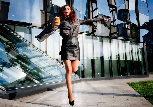 Kahveli genç iş kadını.