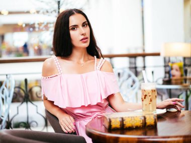 Genç kadın geri kalan alışveriş sonra kafede