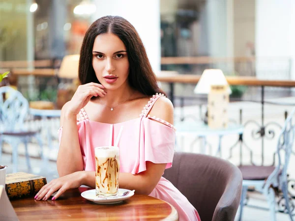 Mutlu Genç Kadın Bir Dinlendikten Sonra Alışveriş Kafe Oturan — Stok fotoğraf