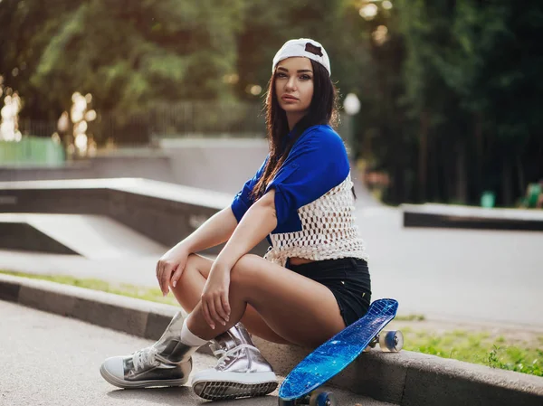 美しいセクシーな女の子と長い脚 Wis スポーツ地面にスケート ボード — ストック写真