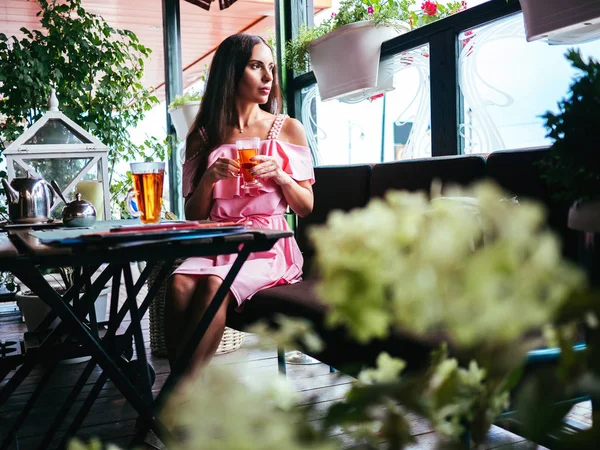 Młoda kobieta odpoczynku w café po zakupy — Zdjęcie stockowe