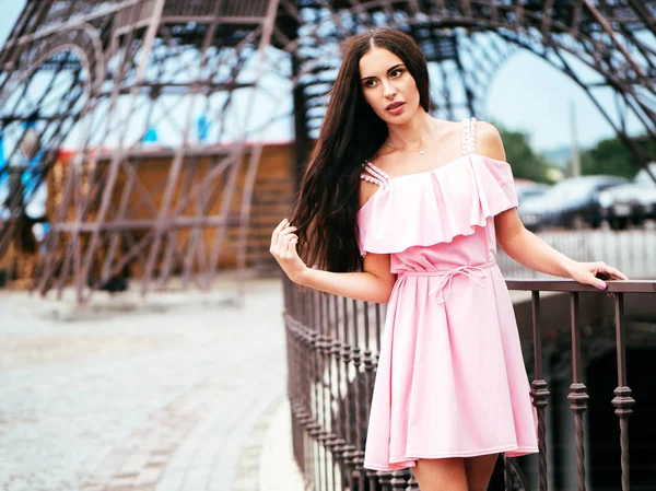 Une brune super à la mode aux cheveux longs — Photo