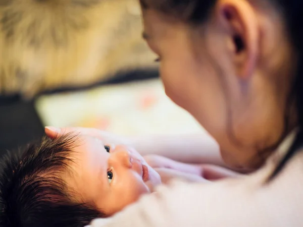 어머니와 그녀의 달콤한 아기 집에서 방에 스톡 이미지