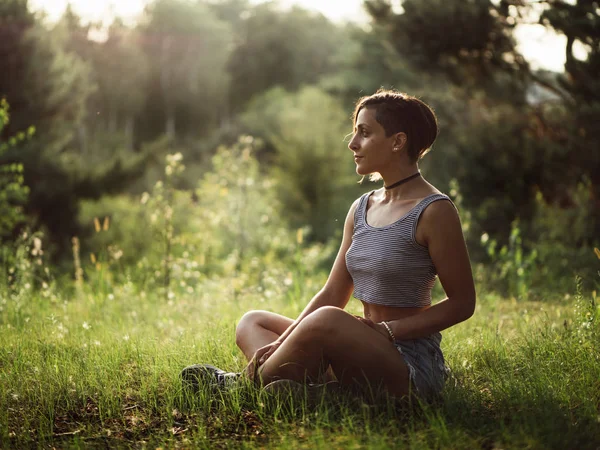 Une jeune femme sexy avec un corps de sport — Photo