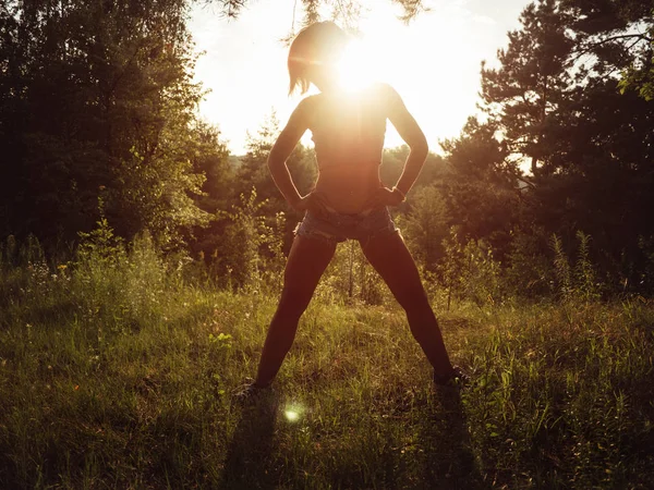 Een sexy jonge vrouw met sport lichaam — Stockfoto