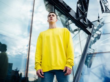 Sarı kazaklı genç çekici adam