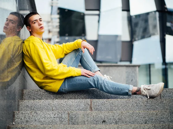 Jeune homme attrayant dans un pull jaune — Photo