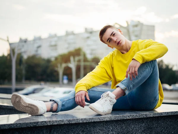 Jovem homem atraente em uma camisola amarela — Fotografia de Stock