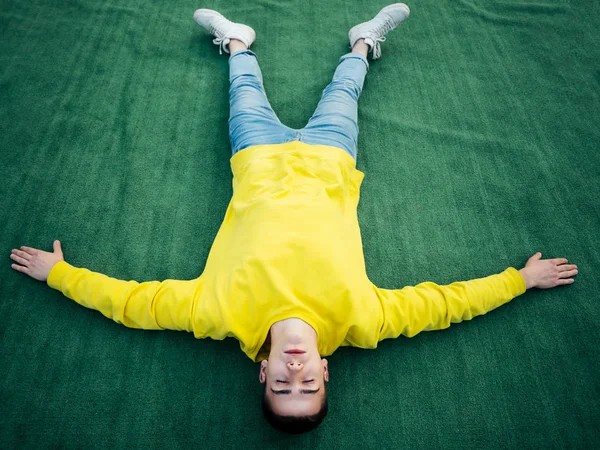 Jeune homme attrayant dans un pull jaune — Photo