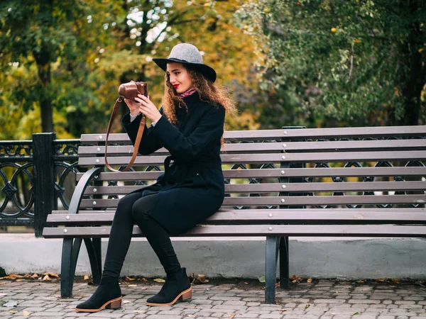Mooi meisje in een jas en een hoed — Stockfoto