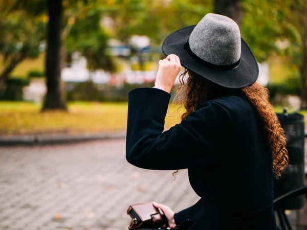 Mooi meisje in een jas — Stockfoto