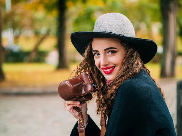 Belle fille dans un manteau — Photo