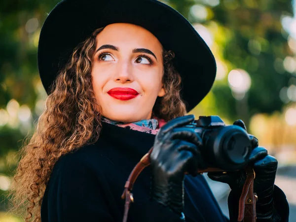 Belle fille dans un manteau — Photo