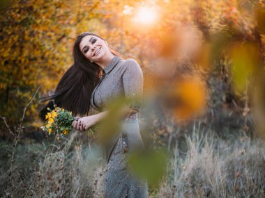 Güzellik romantik kız doğanın keyfini açık havada. Romantik erkek portresi