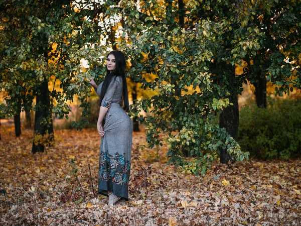 Retrato de beleza Menina romântica Ao ar livre apreciando a natureza . — Fotografia de Stock