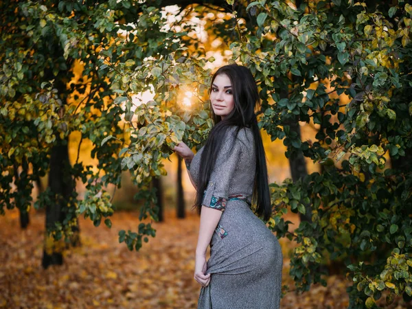Portrét krásy romantické dívka venku těší příroda. — Stock fotografie