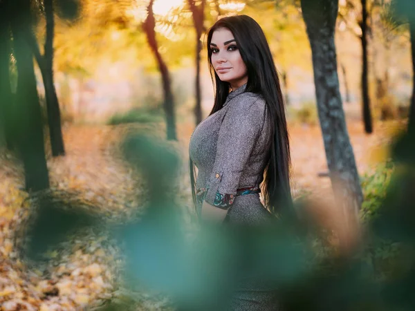 Portrait de beauté Romantique Fille En plein air profiter de la nature . — Photo