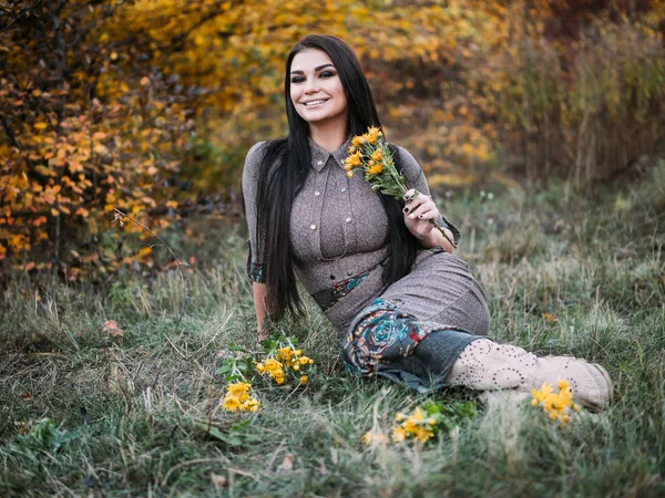 Güzellik zevk romantik kız açık havada doğa portresi. — Stok fotoğraf