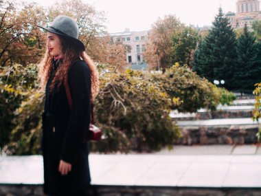 güzel kız bir palto ve şapka ile bir fotoğraf makinesi fotoğraf çekmek