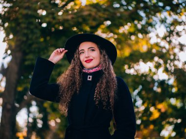 güzel kız bir palto ve şapka ile bir fotoğraf makinesi fotoğraf çekmek