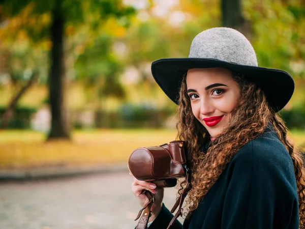 Belle Fille Dans Manteau Dans Chapeau Avec Appareil Photo Prenant — Photo