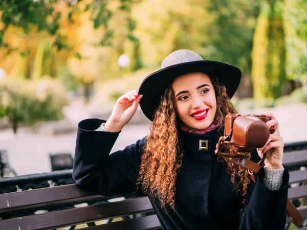 Mooi Meisje Een Jas Een Hoed Met Een Camera Fotograferen — Stockfoto