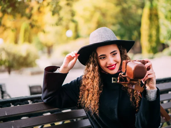 Mooi Meisje Een Jas Een Hoed Met Een Camera Fotograferen — Stockfoto