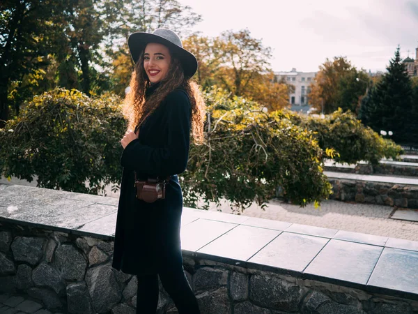 Hermosa Chica Abrigo Sombrero Con Una Cámara Tomando Fotos —  Fotos de Stock