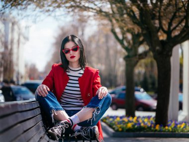 Kırmızı ceket poz güzel çekici brunete kız