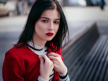 Kırmızı ceket poz güzel çekici brunete kız