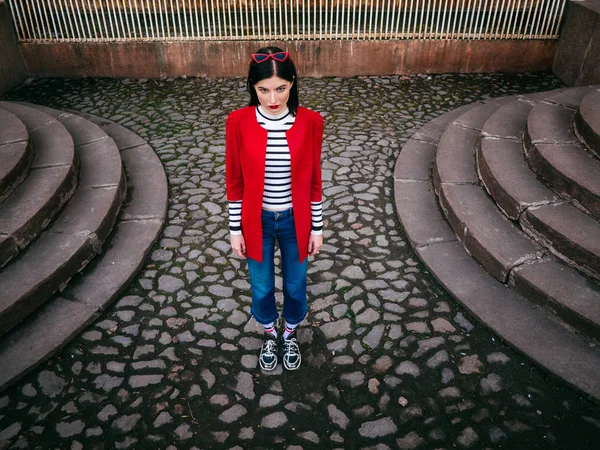 Kırmızı ceket poz güzel çekici brunete kız — Stok fotoğraf