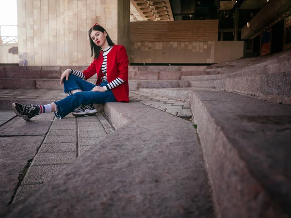빨간 재킷 포즈에 아름 다운 매력적인 브루넷 소녀 — 스톡 사진