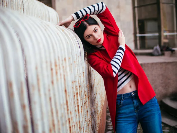 赤いジャケットポーズで美しいグラマラスなブルネットの女の子 — ストック写真