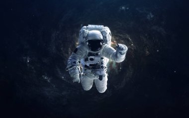 Astronot uzayda. Na tarafından döşenmiş bu görüntü unsurları
