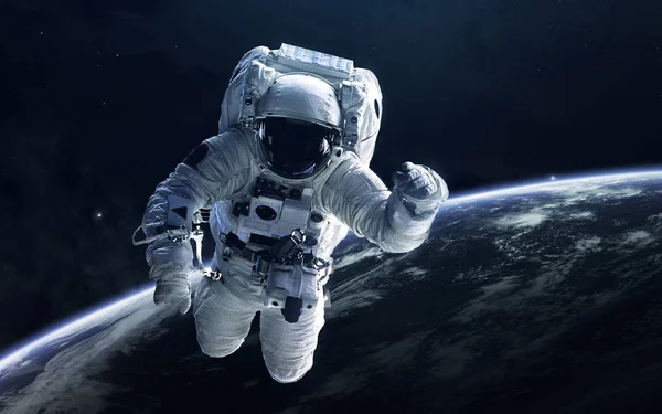 Астронавт в космосе. Элементы этого образа — стоковое фото