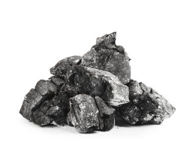 birçok beyaz zemin üzerine izole kömür parçaları