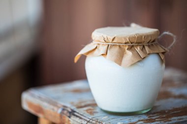 Taze ev yapımı yoğurt kavanoz. Beyaz süt kahvaltı için doğal biyo ürün.