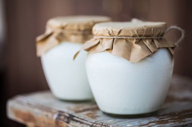 Taze ev yapımı yoğurt kavanoz. Beyaz süt kahvaltı için doğal biyo ürün.