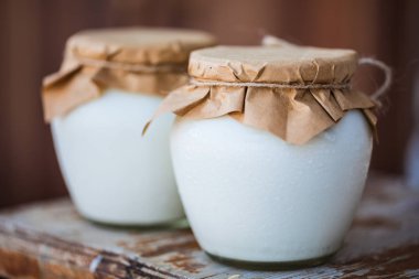 Taze ev yapımı yoğurt kavanoz. Beyaz süt kahvaltı için doğal biyo ürün.