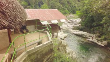 Laguna Azul yakınındaki Tena Ekvator üzerinde kaydırma