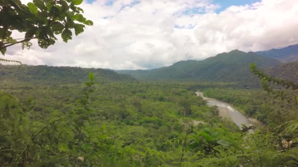Overzicht van Mulatos rivier Tena, Ecuador — Stockvideo