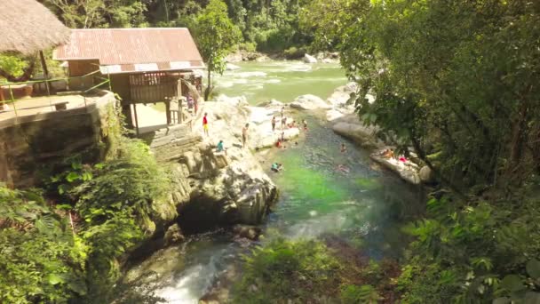 Όμορφες φυσικές πισίνες στο Laguna Azul κοντά Ισημερινός Tena — Αρχείο Βίντεο