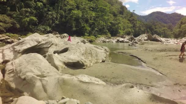 Översikt över Mulatos floden Tena Ecuador på Laguna Verde — Stockvideo